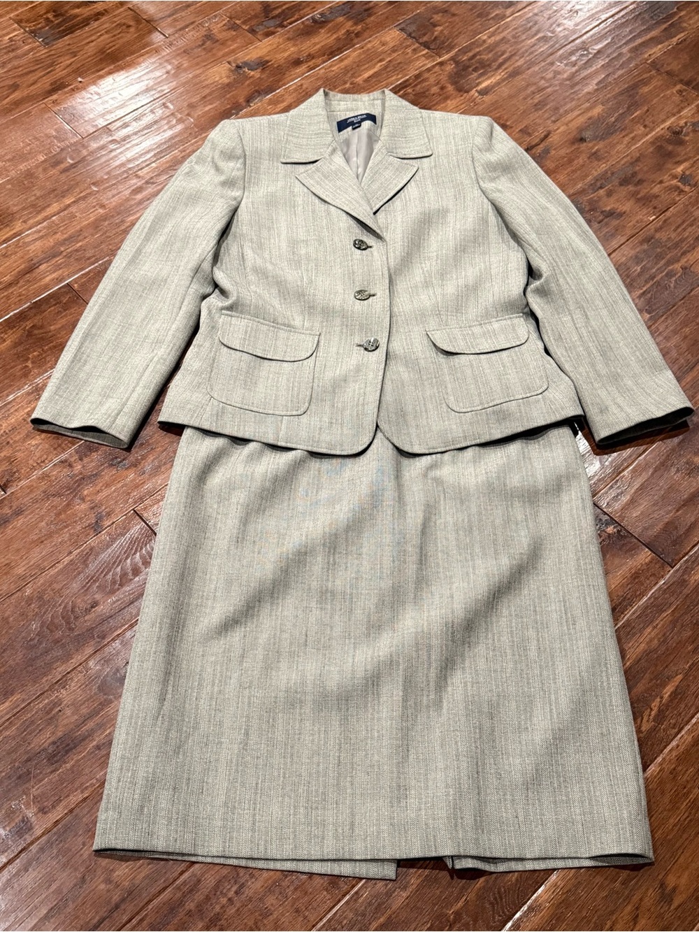 Jones Wear Women's Light Gray Two-Piece Blazer & Skirt Suit